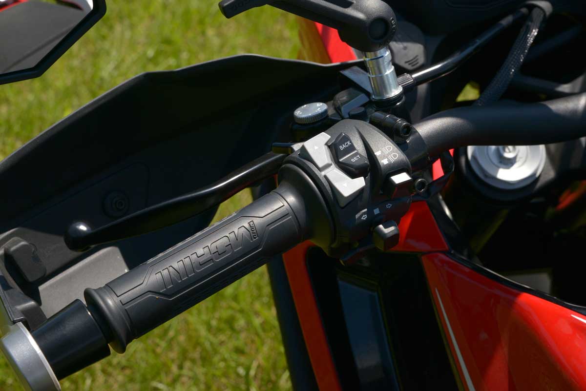MotoMorini XCape650 Review switch