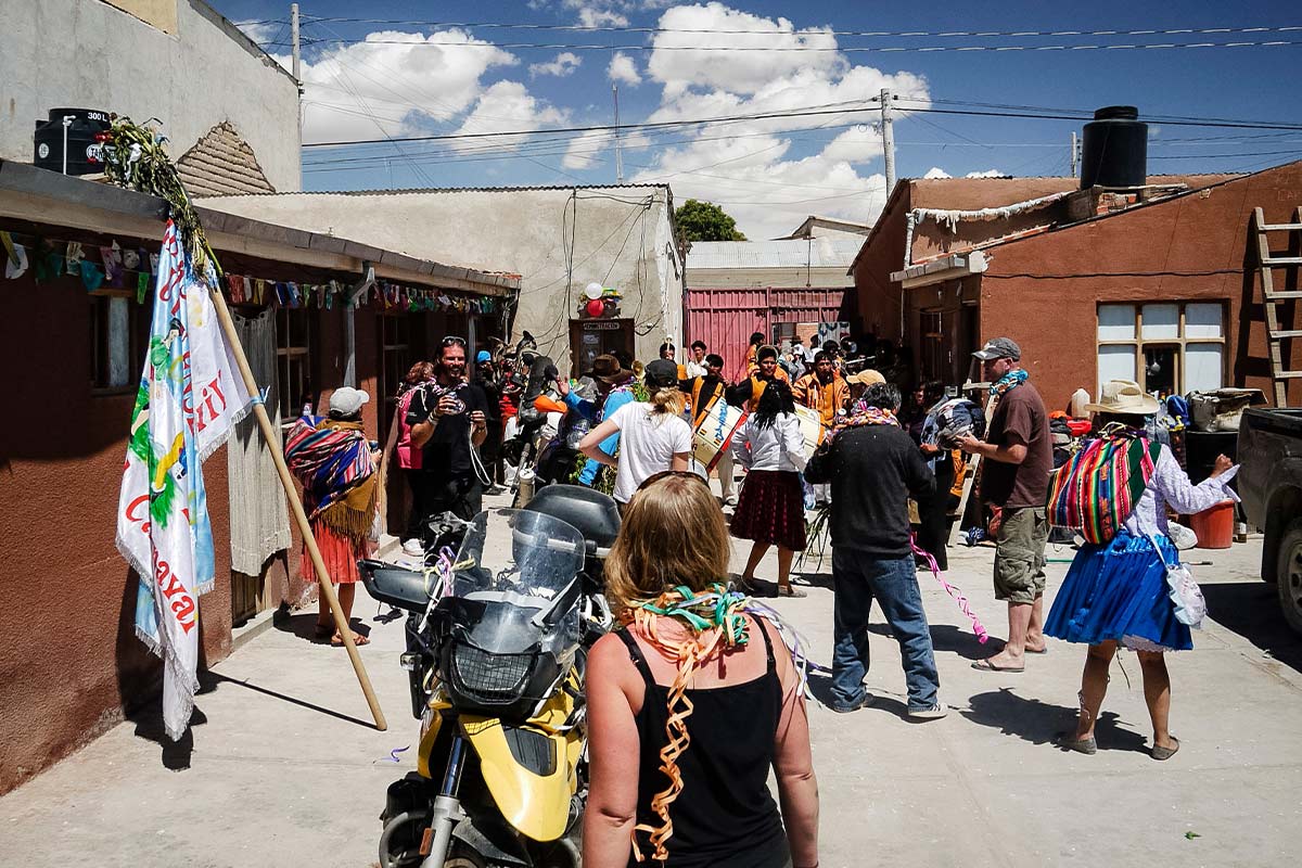 Una ragazza in bolivia Body Image 3