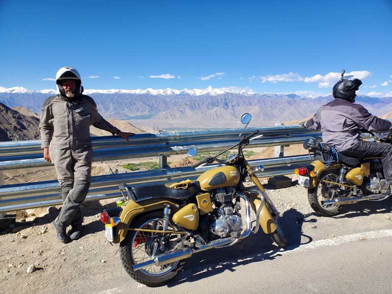 In sella all'Himalaya sugli himalayani Khardung