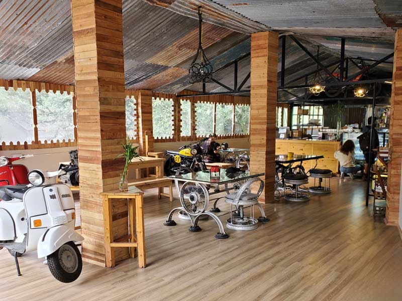 In sella all'Himalaya sui manali dell'Himalaya