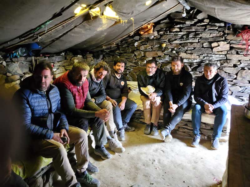 In sella all'Himalaya sul sarchu himalayano