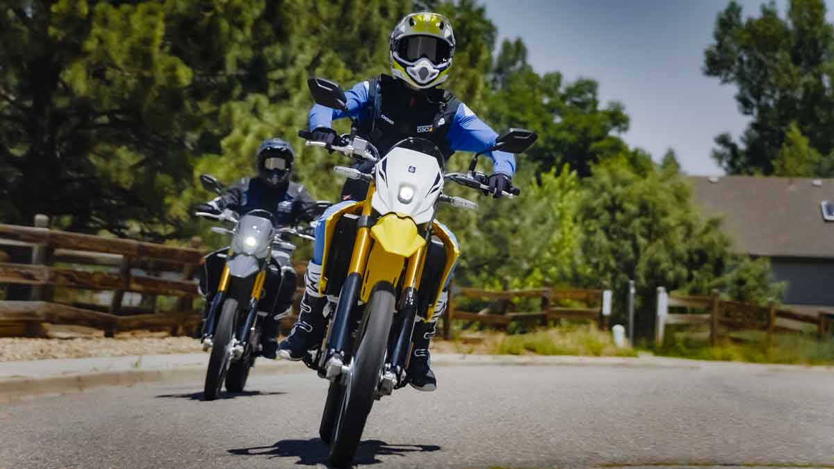 Suzuki 2025 DRZ 4S SM 8 Action