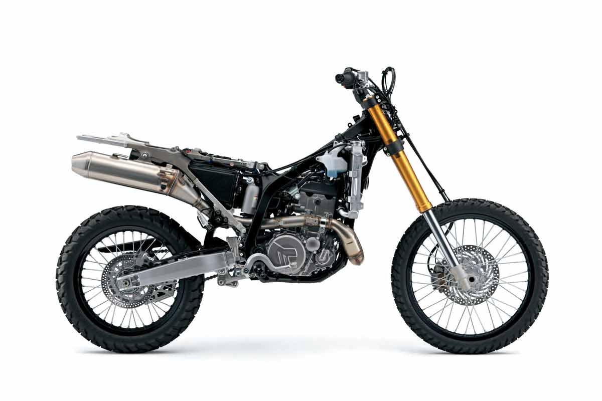 Suzuki 2025 DRZ 4S SM 8 Action