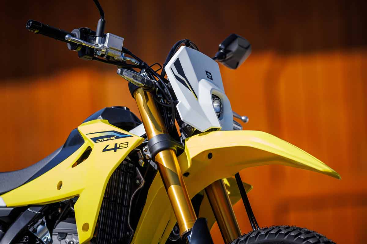 Suzuki 2025 DRZ 4S SM 8 Action