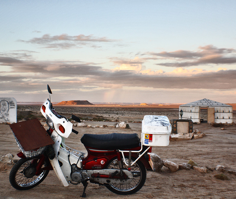 Attraversando il Sahara su una Honda C90 Attraversando il Sahara su una Honda C90