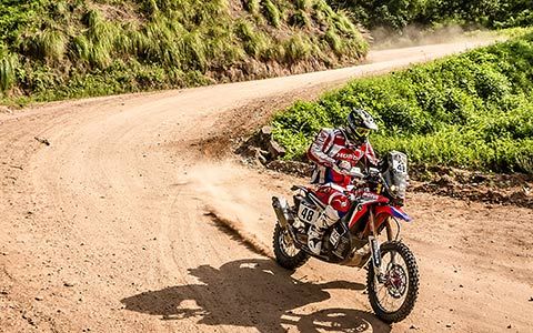 honda-racing-hitting-the-big-red-line-2016-dakar